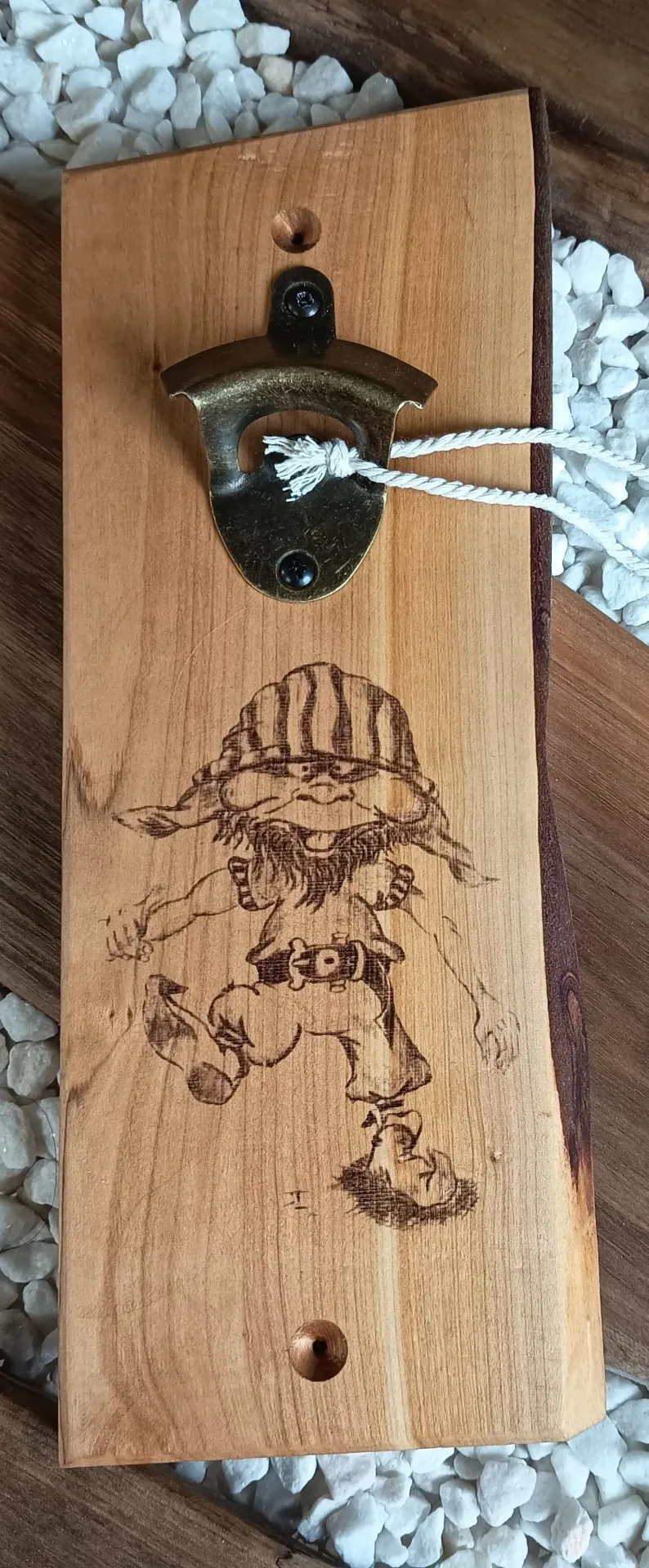 Décapsuleur mural gravé "lutin"